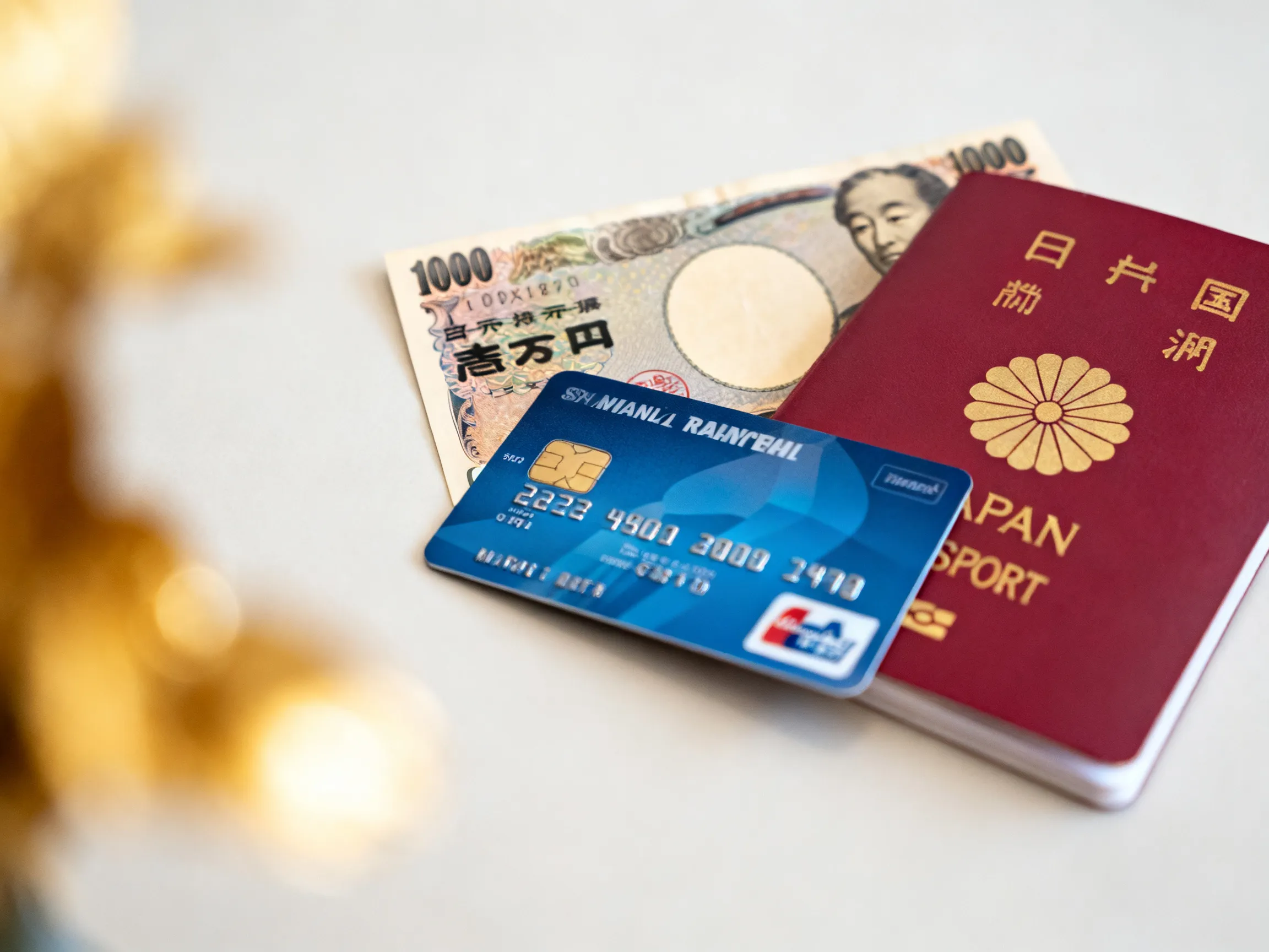一張信用卡與護照、日幣現鈔擺放在一起的圖片，象徵旅遊消費